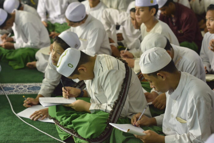 LAMA MENJADI KONSUMEN, SANTRI AL-GHANNA DILATIH MENULIS KARYANYA SENDIRI