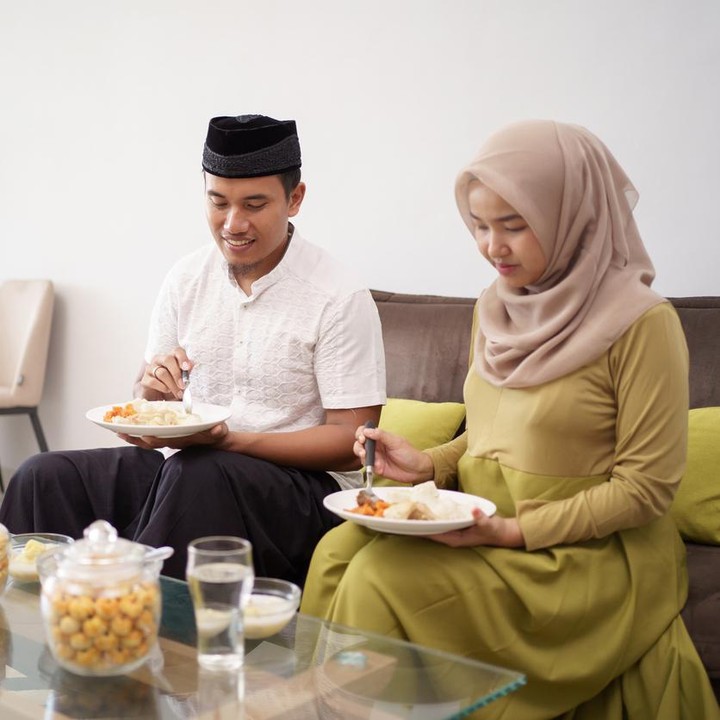 APAKAH BERSETUBUH KETIKA BERBUKA PUASA DAPAT MENDAPATKAN SALAH SATU KESUNNAHAN BERBUKA YAITU MEMPERCEPAT BUKA PUASA?