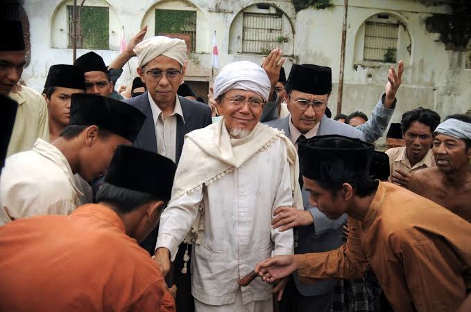Berebut Berkah vs Menjaga Adab: Panduan Menghormati Ulama Tanpa Menyakiti Sesama